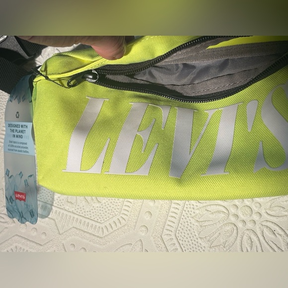 Levi’s Crossbody Bag in Neon Yellow NWT but has small markings from storage - Picture 5 of 10